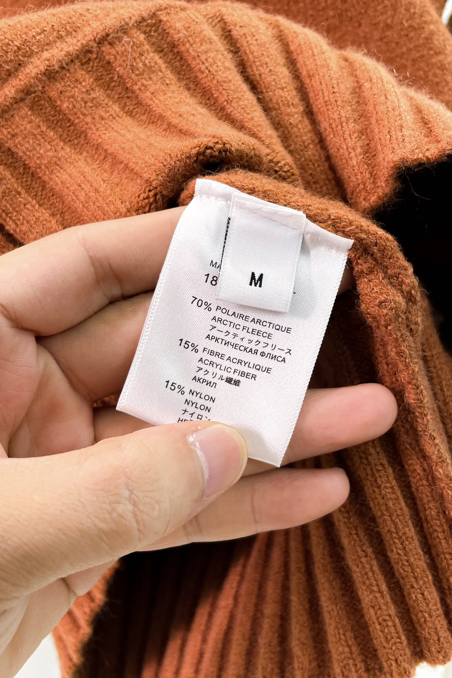 LP's new autumn and winter low-key luxury sweater, a trendy gentleman's round neck Premium sweater. Wool yarn blending. Only double-layer yarn can produce such a premium effect. It is a channel product of a trading company. It is a winter star-level item. It is easy to wear and practical. It is an all-purpose basic Versatile style. The texture is excellent. It is skin-friendly and comfortable without scratching. It is a high-end fashion base layer that is extremely comfortable whether worn alone or layered. It has an excellent texture for close-fitting wear. Demonstrate high-end and invincible fashion! Slim-fitting but not tight, with high elasticity on all sides, it is definitely a very comfortable upper body experience. It is a must-have item for winter wear! The wiring is neat and delicate, the details are exquisite, and the upper body effect is excellent. There is no age limit, and it is the best product on the Internet! Size: S M L